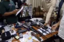 Petugas kepolisian memeriksa ruangan di sekolah swasta Kebayoran Lama, Jakarta Selatan, setelah ditemukan sabu, ganja, dan barang bukti lainnya. (Posnews/Polres Jaksel)
