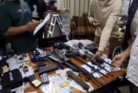 Petugas kepolisian memeriksa ruangan di sekolah swasta Kebayoran Lama, Jakarta Selatan, setelah ditemukan sabu, ganja, dan barang bukti lainnya. (Posnews/Polres Jaksel)