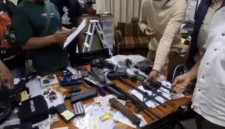Petugas kepolisian memeriksa ruangan di sekolah swasta Kebayoran Lama, Jakarta Selatan, setelah ditemukan sabu, ganja, dan barang bukti lainnya. (Posnews/Polres Jaksel)