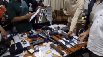 Petugas kepolisian memeriksa ruangan di sekolah swasta Kebayoran Lama, Jakarta Selatan, setelah ditemukan sabu, ganja, dan barang bukti lainnya. (Posnews/Polres Jaksel)