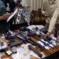 Petugas kepolisian memeriksa ruangan di sekolah swasta Kebayoran Lama, Jakarta Selatan, setelah ditemukan sabu, ganja, dan barang bukti lainnya. (Posnews/Polres Jaksel)
