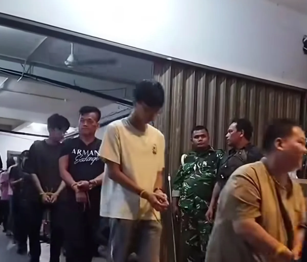 Tersangka kasus dugaan kasino Batam dibawa Bareskrim Polri untuk pemeriksaan lanjutan. (Posnews/Ist)
