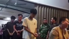 Tersangka kasus dugaan kasino Batam dibawa Bareskrim Polri untuk pemeriksaan lanjutan. (Posnews/Ist)