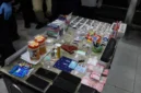 Petugas BNN dan Bea Cukai menunjukkan barang bukti cartridge vape berisi narkotika etomidate hasil pengungkapan jaringan penyelundupan dari Malaysia di Batam. (Posnews/BNN)