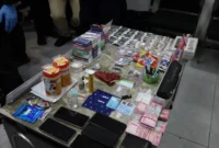 Petugas BNN dan Bea Cukai menunjukkan barang bukti cartridge vape berisi narkotika etomidate hasil pengungkapan jaringan penyelundupan dari Malaysia di Batam. (Posnews/BNN)