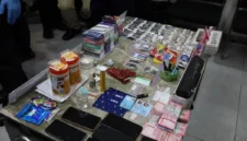 Petugas BNN dan Bea Cukai menunjukkan barang bukti cartridge vape berisi narkotika etomidate hasil pengungkapan jaringan penyelundupan dari Malaysia di Batam. (Posnews/BNN)
