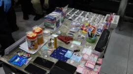 Petugas BNN dan Bea Cukai menunjukkan barang bukti cartridge vape berisi narkotika etomidate hasil pengungkapan jaringan penyelundupan dari Malaysia di Batam. (Posnews/BNN)