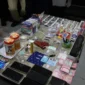 Petugas BNN dan Bea Cukai menunjukkan barang bukti cartridge vape berisi narkotika etomidate hasil pengungkapan jaringan penyelundupan dari Malaysia di Batam. (Posnews/BNN)