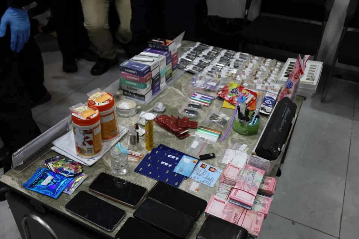 Petugas BNN dan Bea Cukai menunjukkan barang bukti cartridge vape berisi narkotika etomidate hasil pengungkapan jaringan penyelundupan dari Malaysia di Batam. (Posnews/BNN)