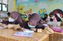 Siswa menggunakan masker saat beraktivitas di tengah ancaman kabut asap karhutla di Singkawang, Kalimantan Barat.
