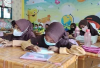 Siswa menggunakan masker saat beraktivitas di tengah ancaman kabut asap karhutla di Singkawang, Kalimantan Barat.
