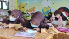 Siswa menggunakan masker saat beraktivitas di tengah ancaman kabut asap karhutla di Singkawang, Kalimantan Barat.