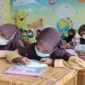 Siswa menggunakan masker saat beraktivitas di tengah ancaman kabut asap karhutla di Singkawang, Kalimantan Barat.