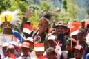 Dansatgas Teritorial Koops TNI Habema Brigjen TNI Stefie Jantje Nuhujanan bersama masyarakat saat peresmian Kampung Hitadipa sebagai Kampung Papua Damai di Intan Jaya, Papua Tengah. (Posnews/Ist)

