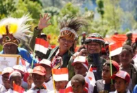 Dansatgas Teritorial Koops TNI Habema Brigjen TNI Stefie Jantje Nuhujanan bersama masyarakat saat peresmian Kampung Hitadipa sebagai Kampung Papua Damai di Intan Jaya, Papua Tengah. (Posnews/Ist)