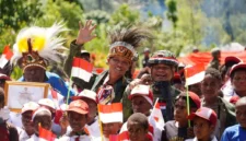 Dansatgas Teritorial Koops TNI Habema Brigjen TNI Stefie Jantje Nuhujanan bersama masyarakat saat peresmian Kampung Hitadipa sebagai Kampung Papua Damai di Intan Jaya, Papua Tengah. (Posnews/Ist)


