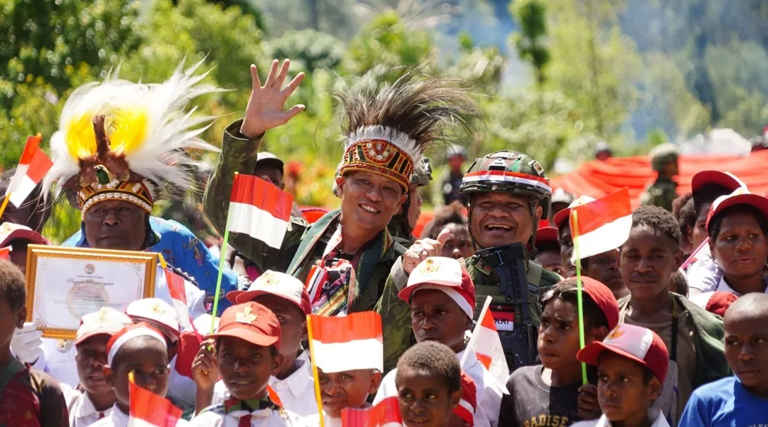 Dansatgas Teritorial Koops TNI Habema Brigjen TNI Stefie Jantje Nuhujanan bersama masyarakat saat peresmian Kampung Hitadipa sebagai Kampung Papua Damai di Intan Jaya, Papua Tengah. (Posnews/Ist)

