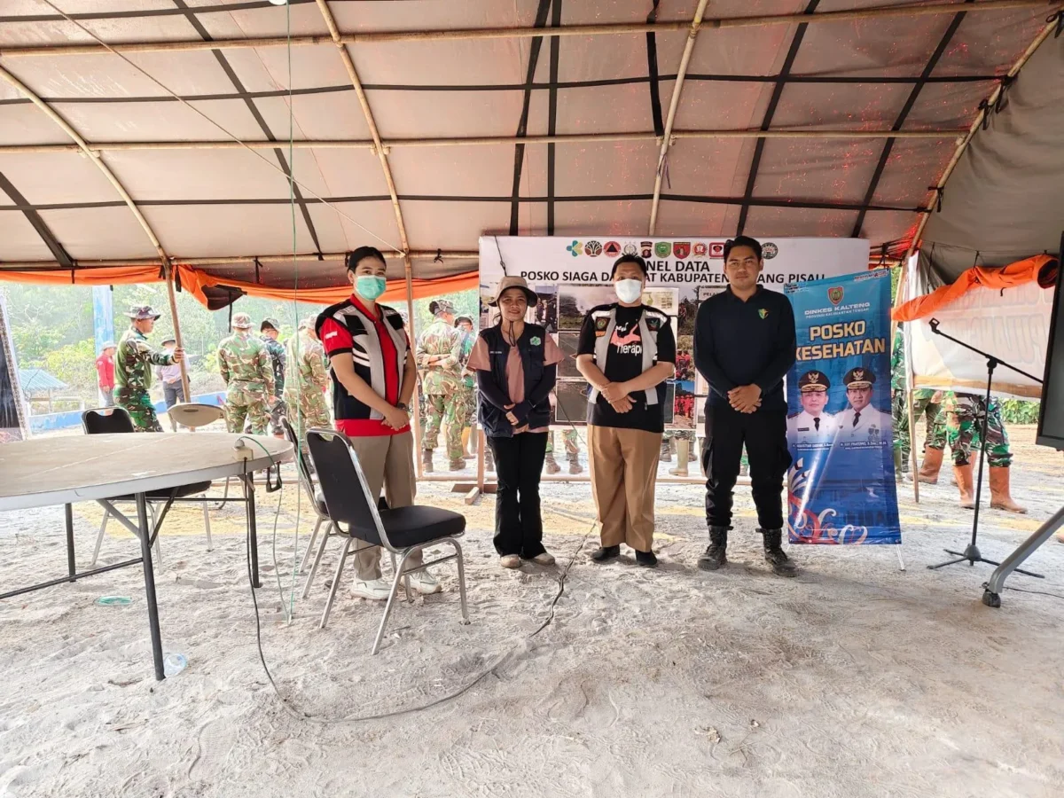 Tenaga kesehatan menangani warga terdampak kabut asap karhutla di Kalimantan. (Posnews/Kemenkes RI)
