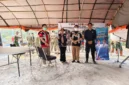 Tenaga kesehatan menangani warga terdampak kabut asap karhutla di Kalimantan. (Posnews/Kemenkes RI)
