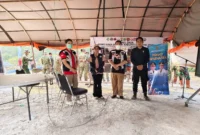 Tenaga kesehatan menangani warga terdampak kabut asap karhutla di Kalimantan. (Posnews/Kemenkes RI)

