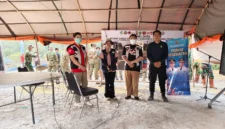 Tenaga kesehatan menangani warga terdampak kabut asap karhutla di Kalimantan. (Posnews/Kemenkes RI)