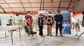 Tenaga kesehatan menangani warga terdampak kabut asap karhutla di Kalimantan. (Posnews/Kemenkes RI)

