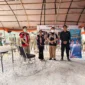 Tenaga kesehatan menangani warga terdampak kabut asap karhutla di Kalimantan. (Posnews/Kemenkes RI)
