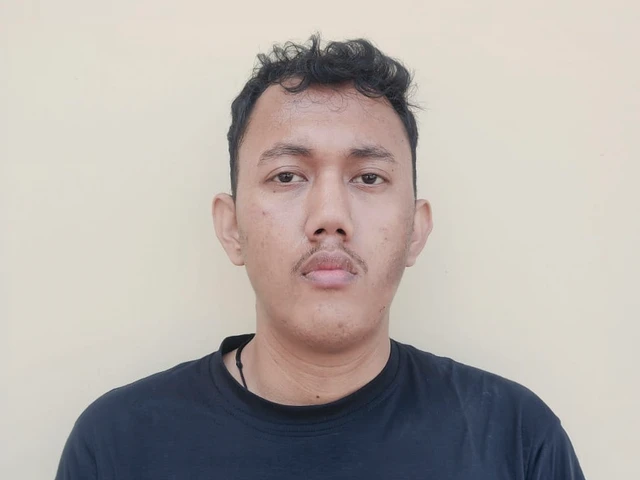 Petugas Polda Metro Jaya melakukan penyidikan kasus mutilasi di Pancoran Mas, Depok, setelah mengungkap temuan baru dari pemeriksaan ponsel tersangka Saepul alias Saepullah. (Posnews/Tim Resmob PMJ)