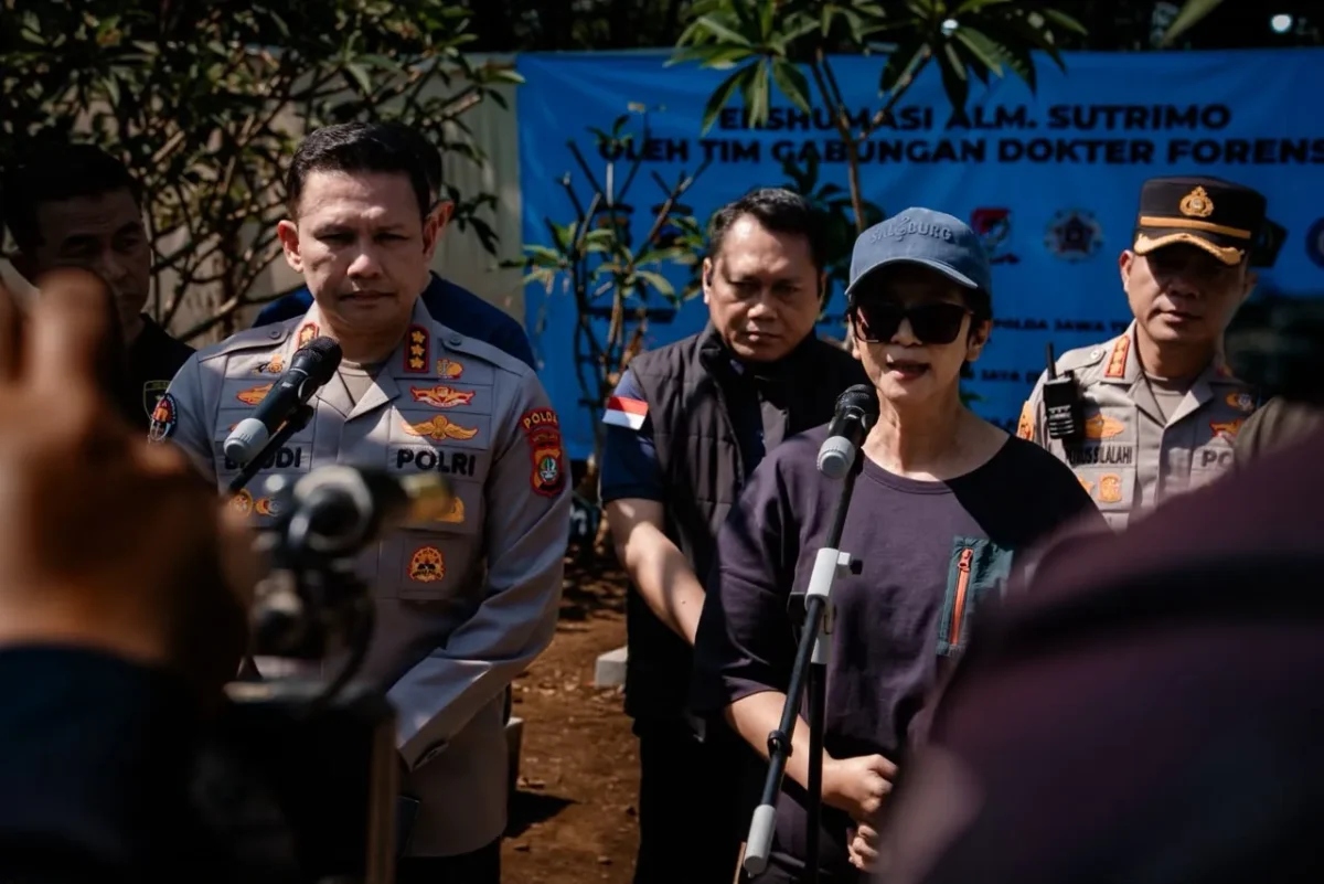 Tim forensik melakukan ekshumasi jasad Sutrimo di Desa Wlahar Kecamatan Wangon Kabupaten Banyumas. (Posnews/Humas PMJ)