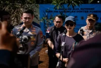 Tim forensik melakukan ekshumasi jasad Sutrimo di Desa Wlahar Kecamatan Wangon Kabupaten Banyumas. (Posnews/Humas PMJ)