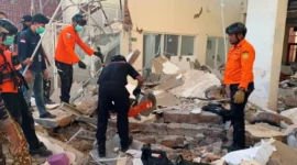 Tim SAR mengevakuasi korban dan warga terdampak gempa M7 di Nusa Tenggara Timur.
