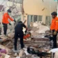 Tim SAR mengevakuasi korban dan warga terdampak gempa M7 di Nusa Tenggara Timur.
