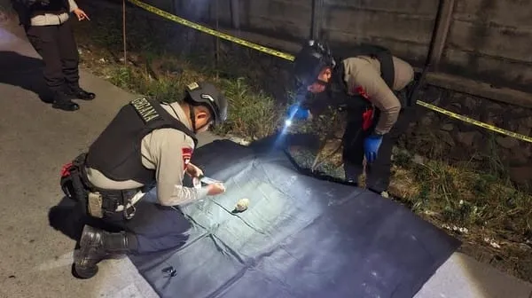 Tim Jibom Polda Metro Jaya mengevakuasi granat aktif di Tambun Selatan Bekasi. (Posnews/Ist)