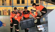 Tim SAR Polri bersama anjing K9 disiapkan untuk mencari korban gempa di Nusa Tenggara Timur. (Posnews/Humas Polri)