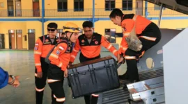 Tim SAR Polri bersama anjing K9 disiapkan untuk mencari korban gempa di Nusa Tenggara Timur. (Posnews/Humas Polri)