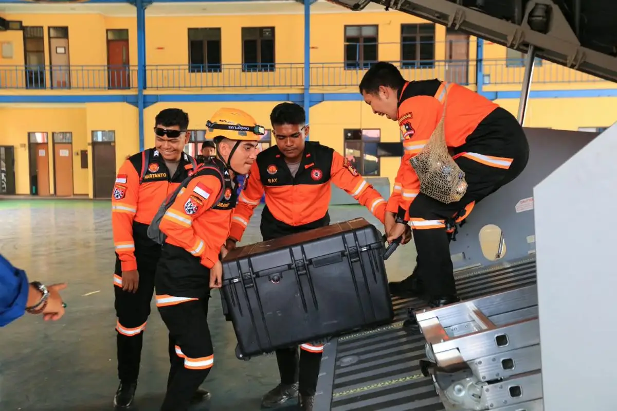 Tim SAR Polri bersama anjing K9 disiapkan untuk mencari korban gempa di Nusa Tenggara Timur. (Posnews/Humas Polri)