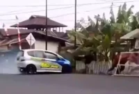 Tragedi Drag Race Kotamobagu, Mobil Peserta Tabrak Penonton. (Posnews/Ist)