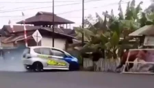 Tragedi Drag Race Kotamobagu, Mobil Peserta Tabrak Penonton. (Posnews/Ist)