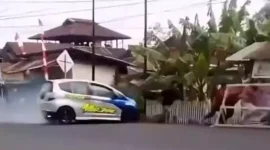 Tragedi Drag Race Kotamobagu, Mobil Peserta Tabrak Penonton. (Posnews/Ist)