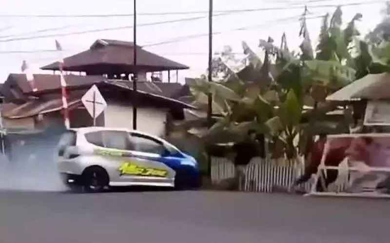 Tragedi Drag Race Kotamobagu, Mobil Peserta Tabrak Penonton. (Posnews/Ist)