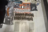 Polisi mengamankan barang bukti vape etomidate dan cartridge di kamar kos Jakarta Selatan. (Posnews/Bareskrim Polri)