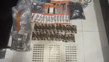 Polisi mengamankan barang bukti vape etomidate dan cartridge di kamar kos Jakarta Selatan. (Posnews/Bareskrim Polri)