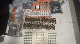 Polisi mengamankan barang bukti vape etomidate dan cartridge di kamar kos Jakarta Selatan. (Posnews/Bareskrim Polri)

