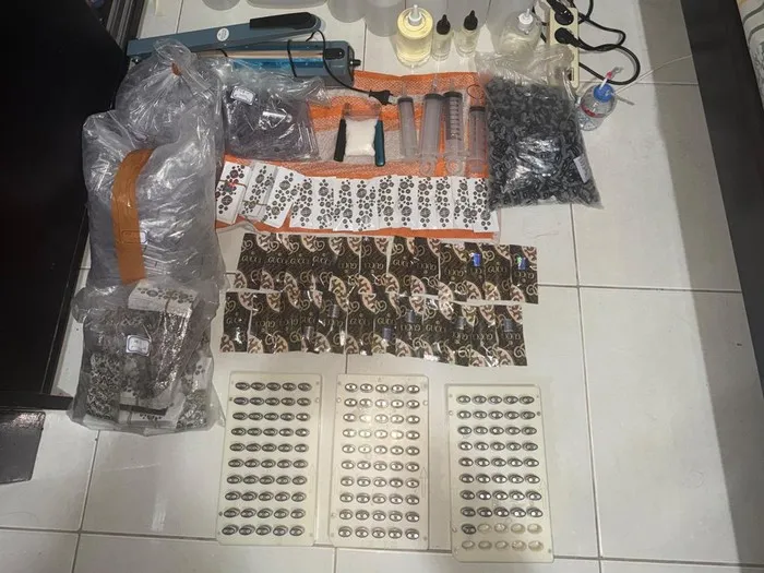Polisi mengamankan barang bukti vape etomidate dan cartridge di kamar kos Jakarta Selatan. (Posnews/Bareskrim Polri)

