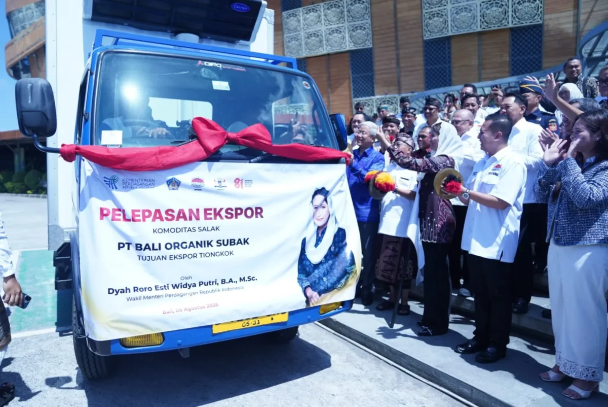 Wamendag Dyah Roro Esti melepas ekspor 3,5 ton salak Bali ke Tiongkok di The Keranjang Bali, Badung. (Posnews/Kemendag)
