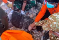 Warga mengevakuasi korban dari reruntuhan rumah akibat gempa M 7,7 di Manggarai Timur, Nusa Tenggara Timur. (Posnews/REUTRES)