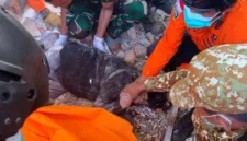 Warga mengevakuasi korban dari reruntuhan rumah akibat gempa M 7,7 di Manggarai Timur, Nusa Tenggara Timur. (Posnews/REUTRES)