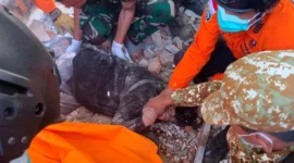 Warga mengevakuasi korban dari reruntuhan rumah akibat gempa M 7,7 di Manggarai Timur, Nusa Tenggara Timur. (Posnews/REUTRES)