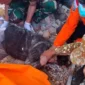 Warga mengevakuasi korban dari reruntuhan rumah akibat gempa M 7,7 di Manggarai Timur, Nusa Tenggara Timur. (Posnews/REUTRES)