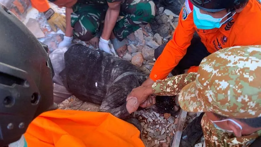 Warga mengevakuasi korban dari reruntuhan rumah akibat gempa M 7,7 di Manggarai Timur, Nusa Tenggara Timur. (Posnews/REUTRES)